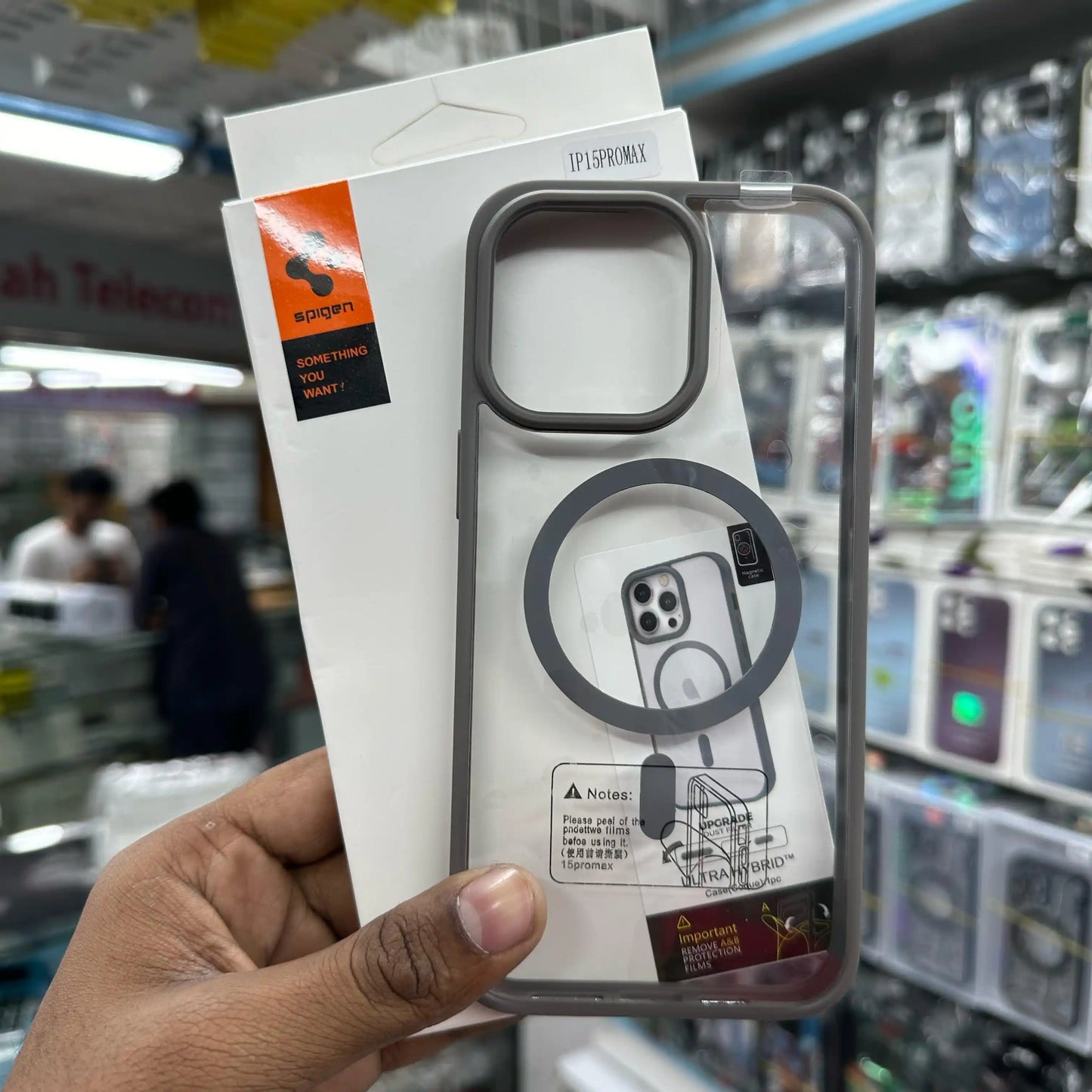 Spigen Ultra Hybrid Magsafe iPhone Cover