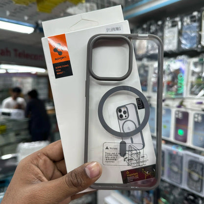 Spigen Ultra Hybrid Magsafe iPhone Cover
